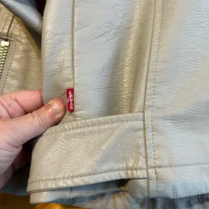 Levi’s Cream Faux Leather Belted Biker Jacket - Oversized‎ Moto - Size Medium thumbnail 11