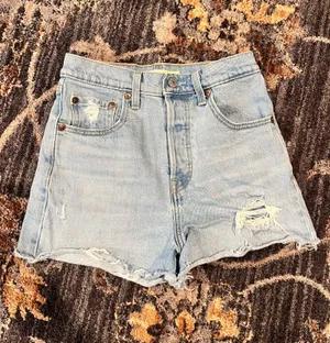 Women’s Levi’s ribcage distressed Jean shorts thumbnail 1