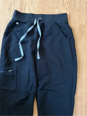 FIGS Zamora Jogger Scrub Pant & Catarina Top thumbnail 7