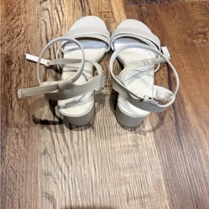 NEW Elegant Beige Women's Heels Size 6 thumbnail 4