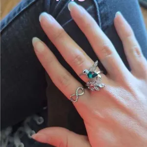 Elegant Silver Tone Hummingbird Rhinestone Ring with Green Gemstone thumbnail 6