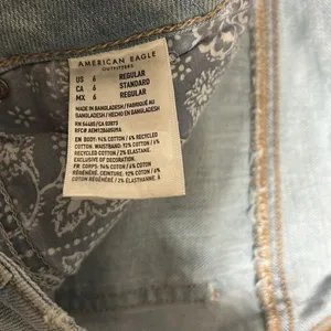 American Eagle Outfitters Mom Blue Mist Distressed Mom Jeans(Size 6Regular) thumbnail 7