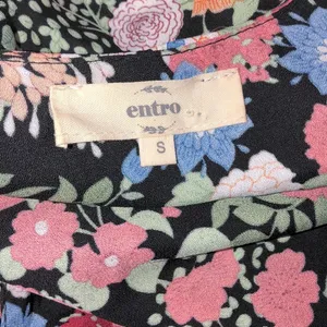 Entro size small black floral cold shoulder top thumbnail 4