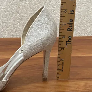 Badgley Mischka “Lola” d’Orsay Pumps White/Silver Lace Wedding Heels Size 8 thumbnail 9