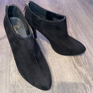Mari A zip up ankle heel suede bootie - Black. Size 8 NWOB thumbnail 1