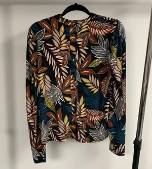 Gimmicks by BKE Sheer Floral Top Size L thumbnail 6