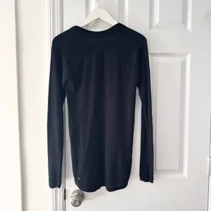 Lululemon Black Sunshine Coast Be Bold Long Sleeve Fitted Sweater M/L Thumbholes thumbnail 8