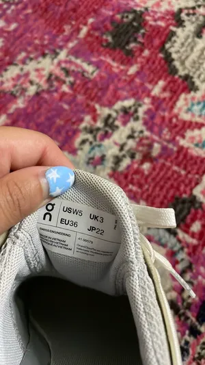 On Cloud Shoes thumbnail 2