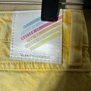 Yellow Pearl-Studded Denim‎ Jeans – Women’s Size L. NWT thumbnail 11