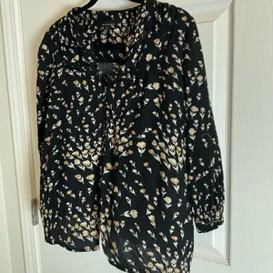 White House Black Market Black Floral V-Neck Blouse Size XS thumbnail 6