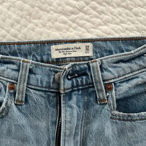 Abercrombie high rise 90's relaxed jeans thumbnail 4