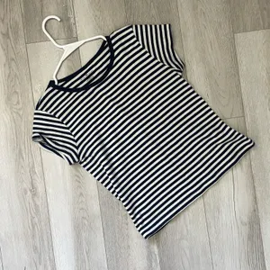 Brandy Melville Tshirt striped crop top womens Navy Blue White one size casual thumbnail 1