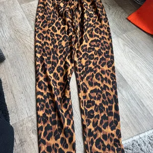 Aerie Offline animal‎ print criss cross leggings size small thumbnail 5