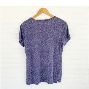 a.n.a Star Print V-Neck T-Shirt Size Medium Purple Short Sleeve Celestial‎ Top thumbnail 2