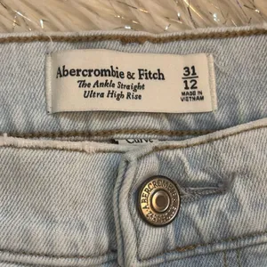Abercrombie & Fitch Women’s Light Blue Straight Ultra High Rise Jeans Size 31/12 thumbnail 3