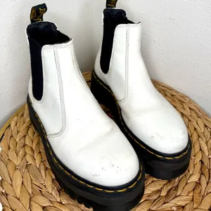 Dr. Martens Boots White Leather Chelsea Boot Quad 2976 Platform Retro Punk 90s thumbnail 3