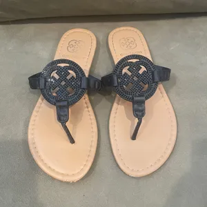Daisy Fuentes Black and Tan Sandals with Classic Slip-On Design thumbnail 2