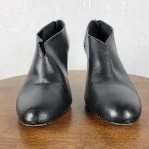 Vince Camuto Vyammi Womens Ankle Bootie Size 9.5 Black V-cut Leather Heeled Boot thumbnail 12