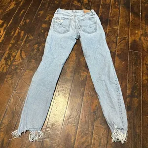 American Eagle 00 light wash 90’s skinny distressed jeans thumbnail 2