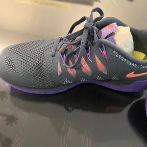 Nike sneaker thumbnail 3
