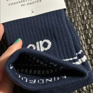 Alo Yoga Unisex Half Crew Socks Navy Size Medium NEW thumbnail 4