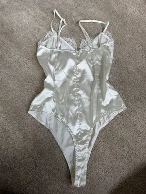 PrettyLittleThing White Satin Lace Bodysuit Size 4 thumbnail 4