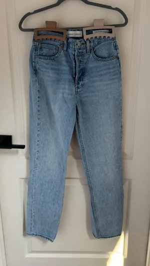 Aritzia Denim Forum The Boyfriend High Rise Loose 28l in 9 Yrs Blondie Bleu thumbnail 1