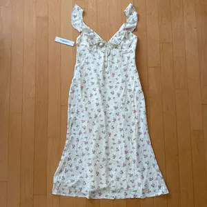 Princess Polly Maryanna maxi baby yellow floral dress with flutter sleeves thumbnail 2