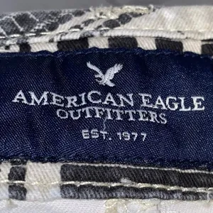 American Eagle Midi Stretch Shorts Size 8 Black Cream Tribal‎ Print Casual Summer Shorts thumbnail 5