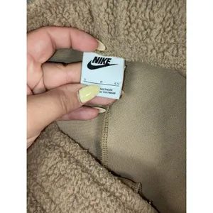 Nike Sweatpants Women S Tan Sherpa Therma-Fit Wide Leg Pocket Fleece Swoosh thumbnail 4