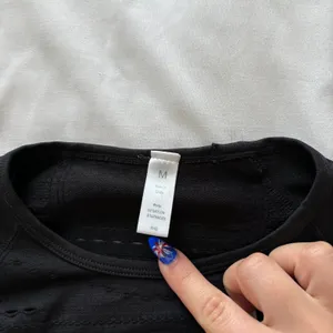 Black Seamless Long Sleeve Crop Top Workout Shirt Womens Medium Active Yoga thumbnail 4