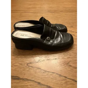 AK Anne Klein Black Leather Slip-On Mule Heels Closed Toe Button 7.5M thumbnail 5