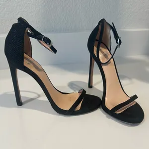 Stuart Weitzman The Nudist Black Goosebump Leather Strappy Sandals Size 6.5 thumbnail 5