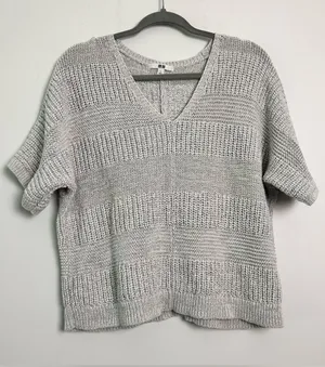 Uniqlo|Light Gray V-Neck Short Sleeve Knit Sweater sz L thumbnail 1
