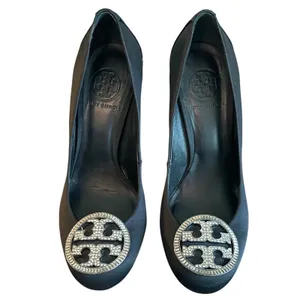 Tory Burch Black Satin Crystal Medallion Stiletto Pumps Heels Size 7 thumbnail 2