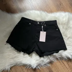 REVICE Malibu Cuff Black Shorts thumbnail 2