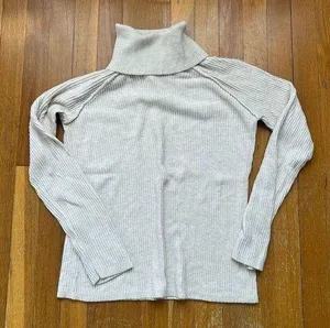 Abercrombie and Fitch sweater size M thumbnail 1