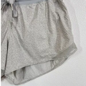 Lululemon Hotty Hot Lined Running Shorts Gray White Ditsy Daisy Print Size 12 thumbnail 5
