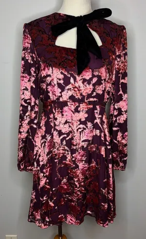 Hope & Ivy - Red The Dolly Devore Velvet Skater Dress With Ribbon Tie Neck thumbnail 1