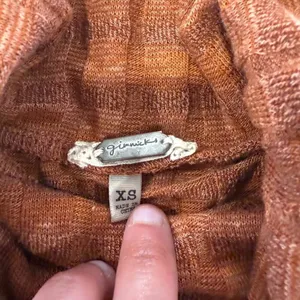 Gimmicks by Buckle Textured Knit Top Womens XS Rust Orange Turtleneck Thumbholes thumbnail 3