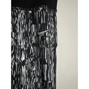 Nike Dri-FIT Womens XL Black White Abstract Print Mesh‎ Running Capri Leggings thumbnail 3