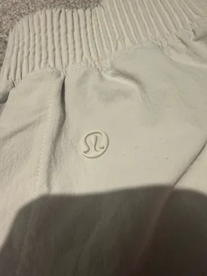 Lululemon Stretch Woven Relaxed Fit High-Rise Shorts 4" M thumbnail 4
