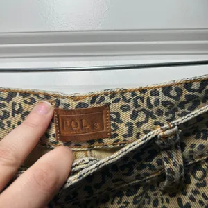 POL Leopard Print Distressed Straight Leg Jeans Tan Black Womens Small bold thumbnail 4