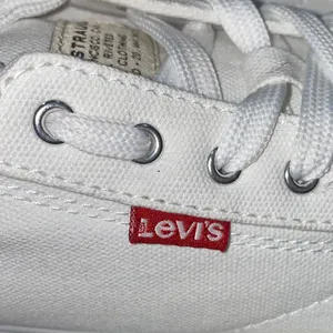 Levi's Anikin Classic White Canvas Cap Toe Sneakers Size 8 thumbnail 2