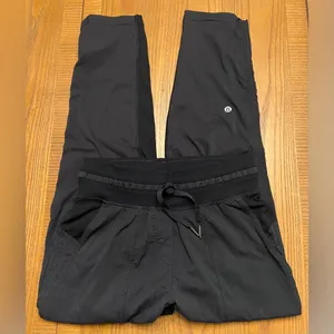 Lululemon‎ Dance Studio Crop 25" Cinchable Hem Mid-Rise Pants in Black Size 2 thumbnail 9
