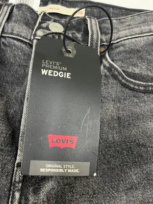 NWT Levi's Black Wedgie High Rise Jeans size 28 thumbnail 3