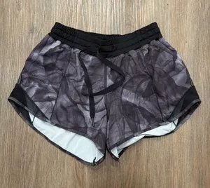 Lululemon Hotty Hot High-Rise Lined Short 4" Tall Grey Black Abstract Print Sz 6 thumbnail 1