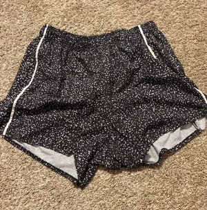 Xersion Women’s Black & White Mid Rise Activewear Shorts Large thumbnail 1