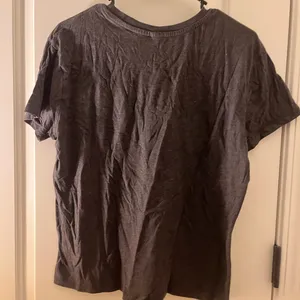 Friends Women’s Adult Graphic Print Short Sleeve T-Shirt Size L Gray thumbnail 7