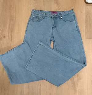 Edikted Low-Rise Jeans light/medium wash thumbnail 1
